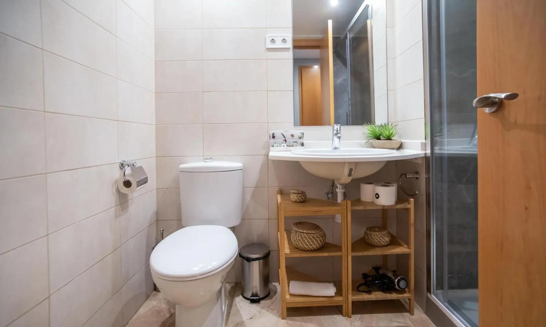 13Mal1077- Magnific 2Br Flat Apartment Barcelona 0*,  Spain